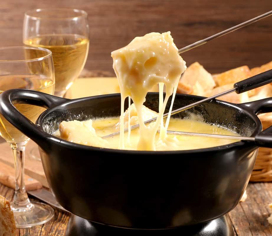 La convivialité à midi avec la Fondue Neuchâteloise